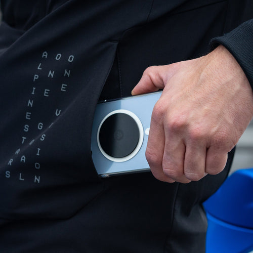 Smartphone équipé de la plaque métal adhésive Shapeheart rangé dans une poche