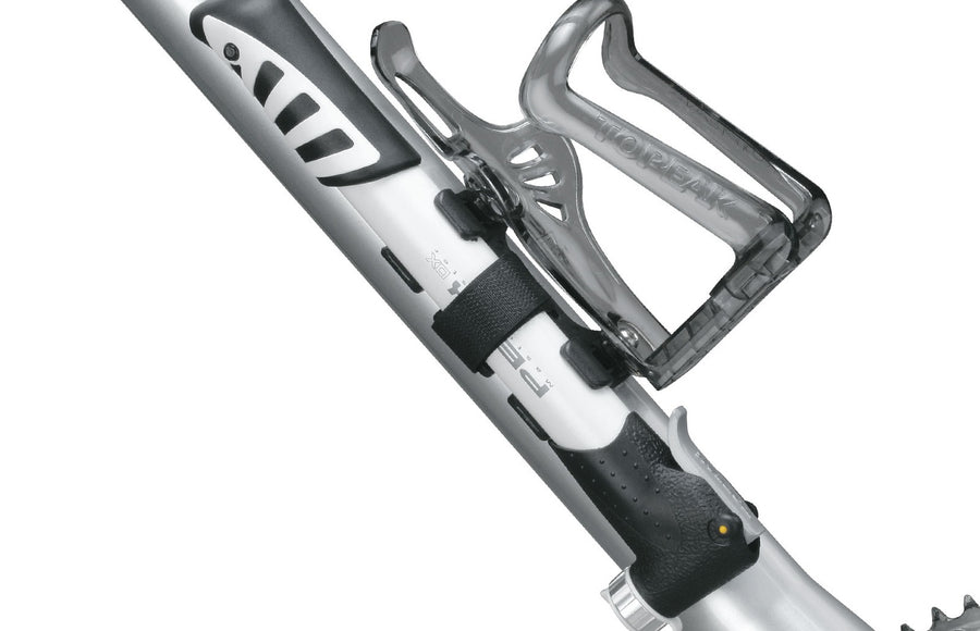 Pompe Topeak Peak DX II fixée au cadre avec son support