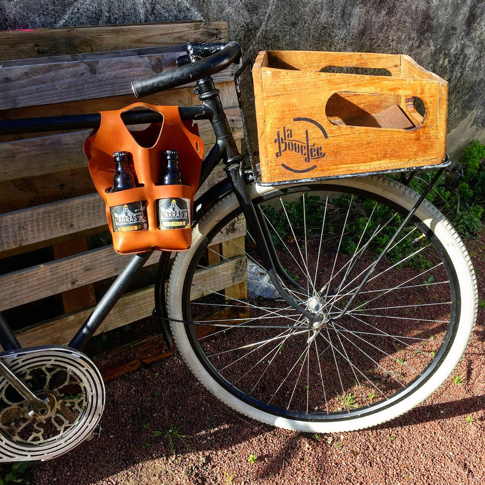 Le Petit Pack La Bouclée Noisette fixé sur un porte-bagages avant