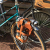 Le Petit Pack La Bouclée Noisette sur un vélo vintage