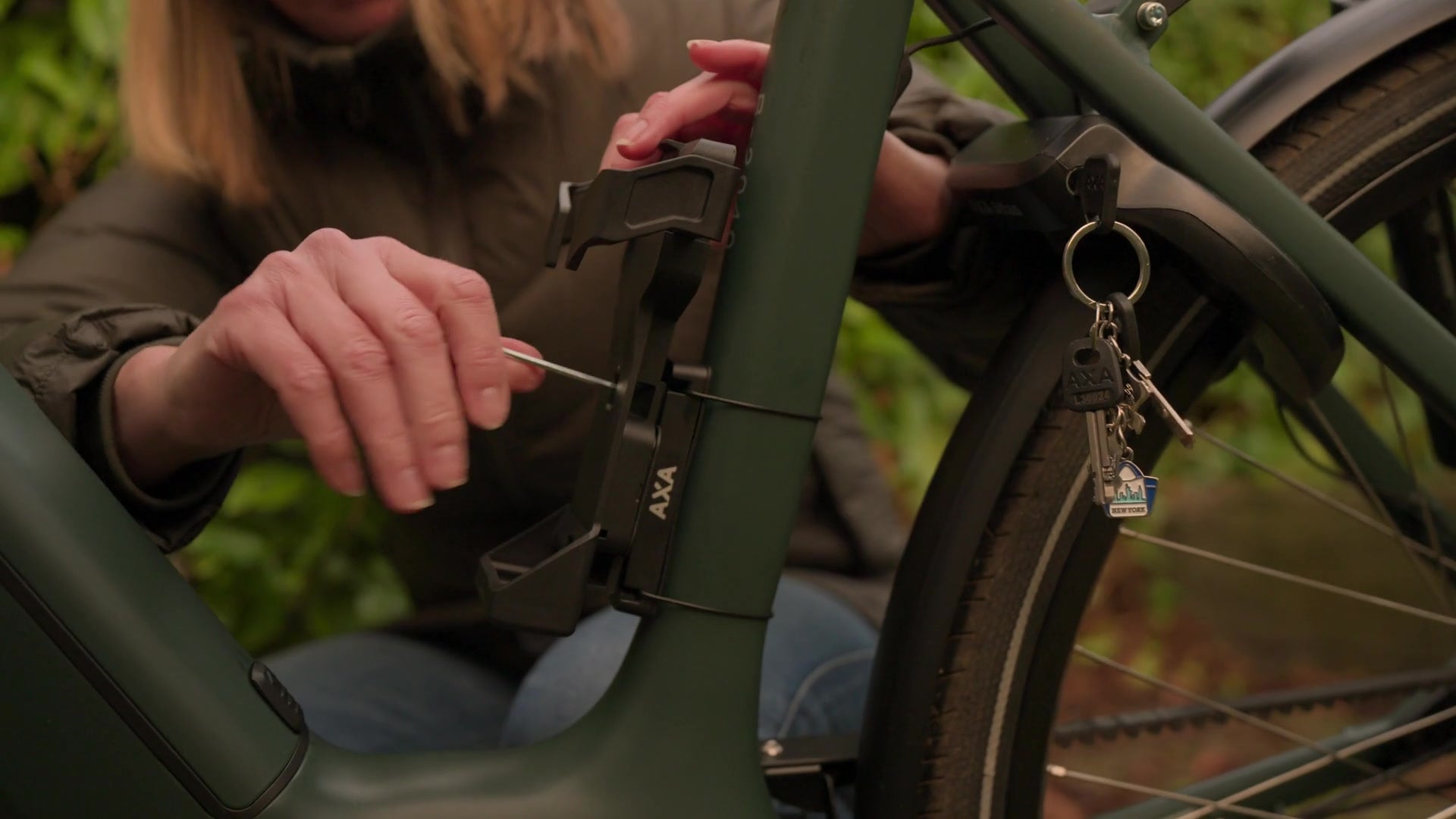 Film AXA Bike : cyclistes qui verrouillent leur vélo en ville