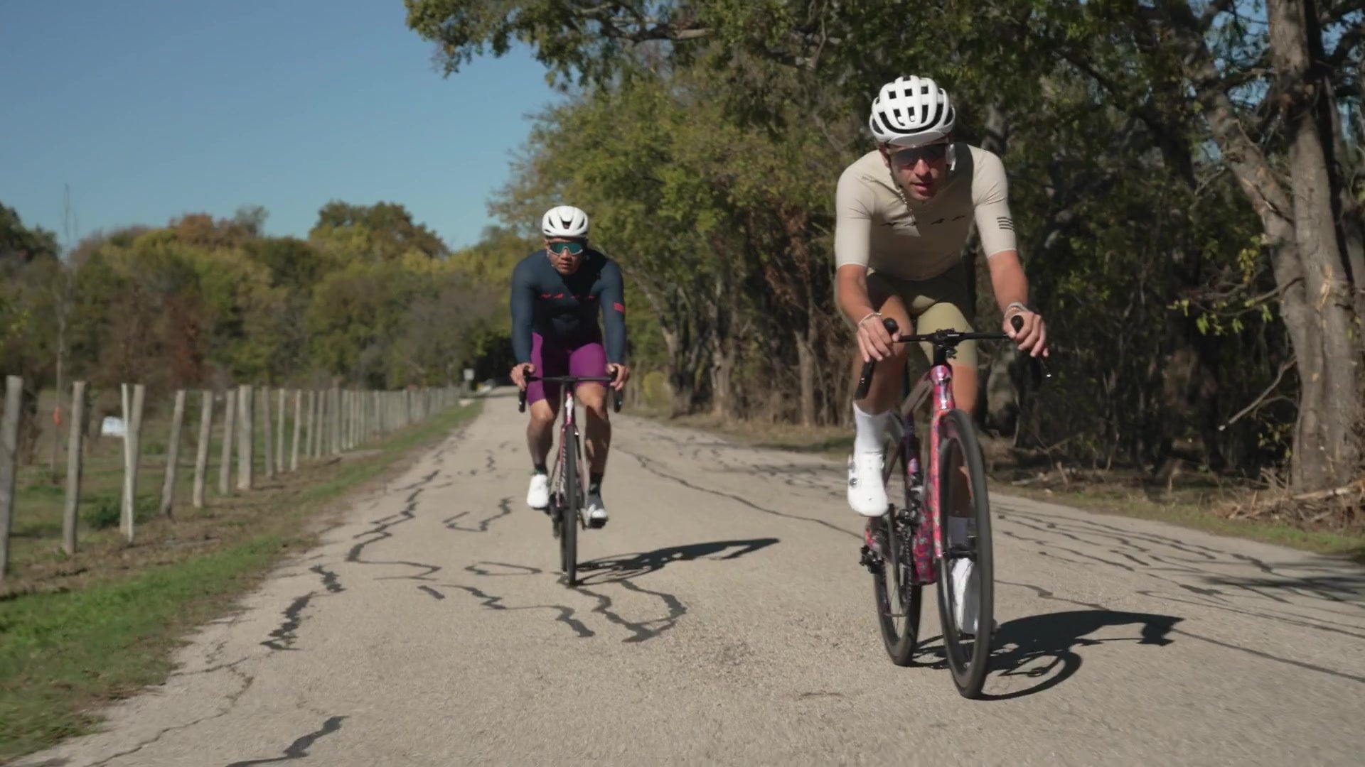 Vidéo officielle Sena BiKom 20 : cyclistes qui se parlent en roulant