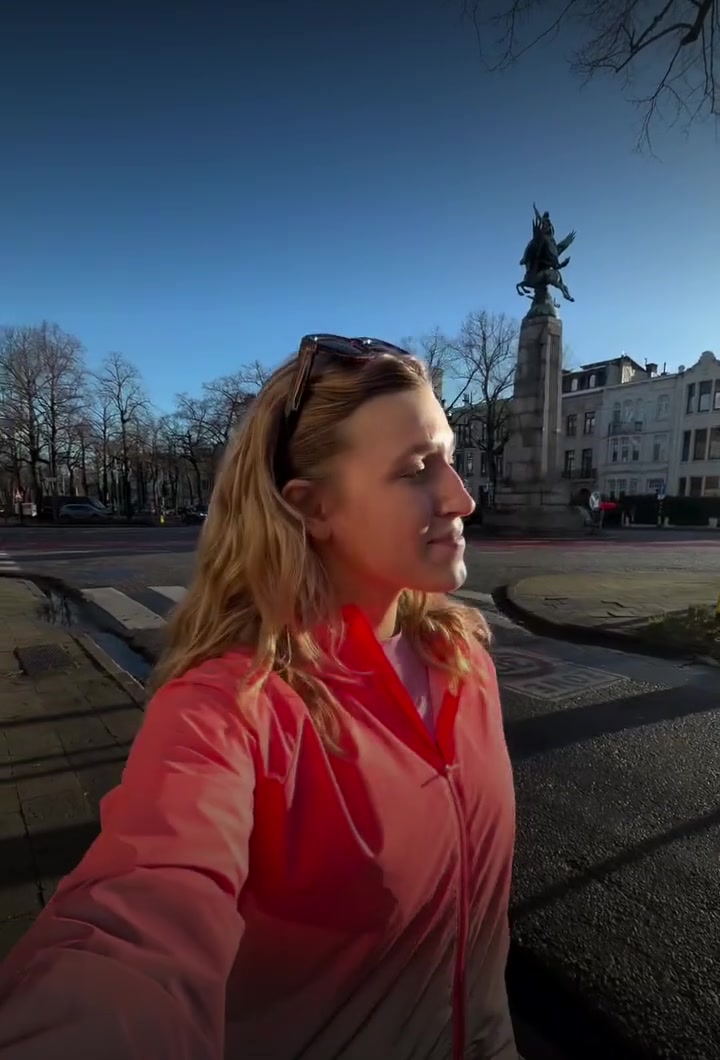 Veste coupe-vent réfléchissante GOFLUO Billie portée en ville