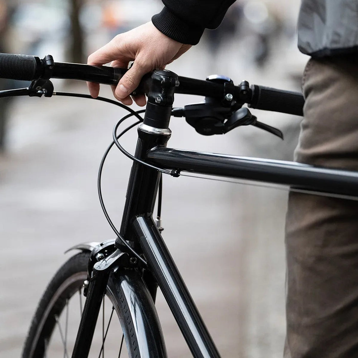 Bandes réfléchissantes noires REFLECTIVE Berlin discrètes de jour sur un cadre de vélo