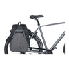 Sac à dos vélo Basil B-Safe Nordlicht 18 L coloris Noir Graphite – accroche au porte-bagages d un velo