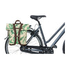 Sac à dos vélo Basil Ever-Green 19 L coloris Sable – pendu au porte-bagages d un velo