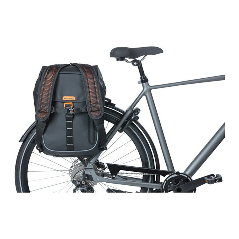 Sac à dos vélo Basil Miles Tarpaulin Hook-On 17 L coloris Noir Orange – accroche au porte-bagages d un velo