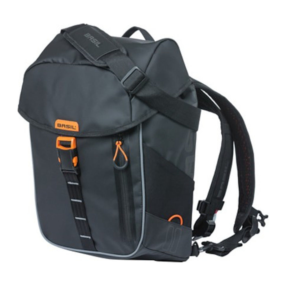 Sac à dos vélo Basil Miles Tarpaulin Hook-On 17 L coloris Noir Orange – vue trois quarts bretelles deployees