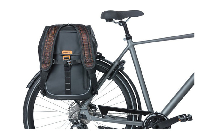 Sac a dos Basil Miles Tarpaulin accroche au porte-bagages
