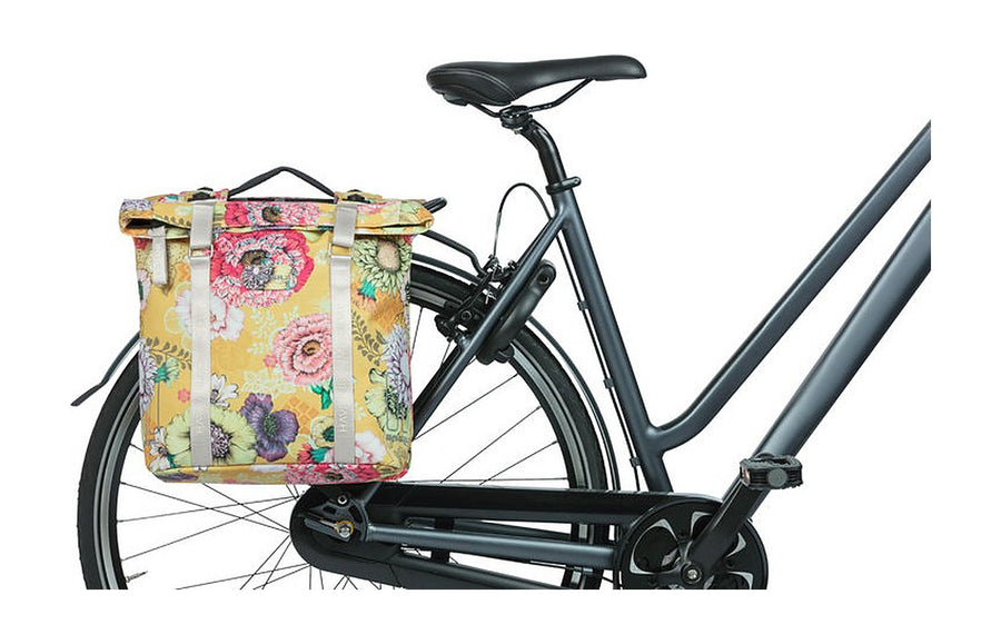 Sacoche double Basil Bloom Field montee sur un velo