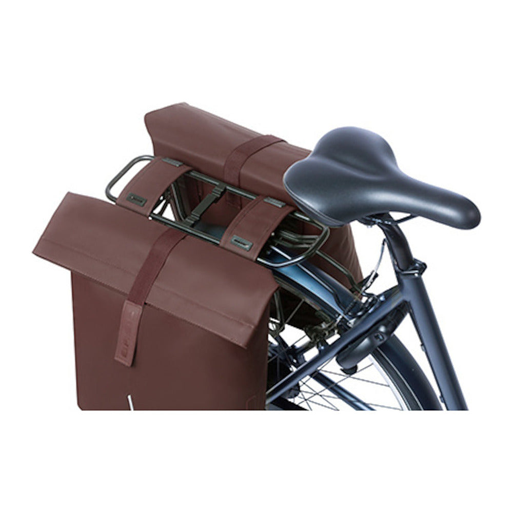 Sacoche double vélo Basil City Universal Bridge 32 L coloris Roasted Brown – montee sur un velo de ville