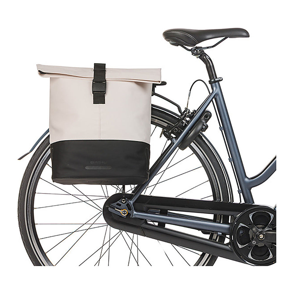 Sacoche double vélo Basil Cove MIK 32 L coloris Blanc cassé – montee sur un velo de ville