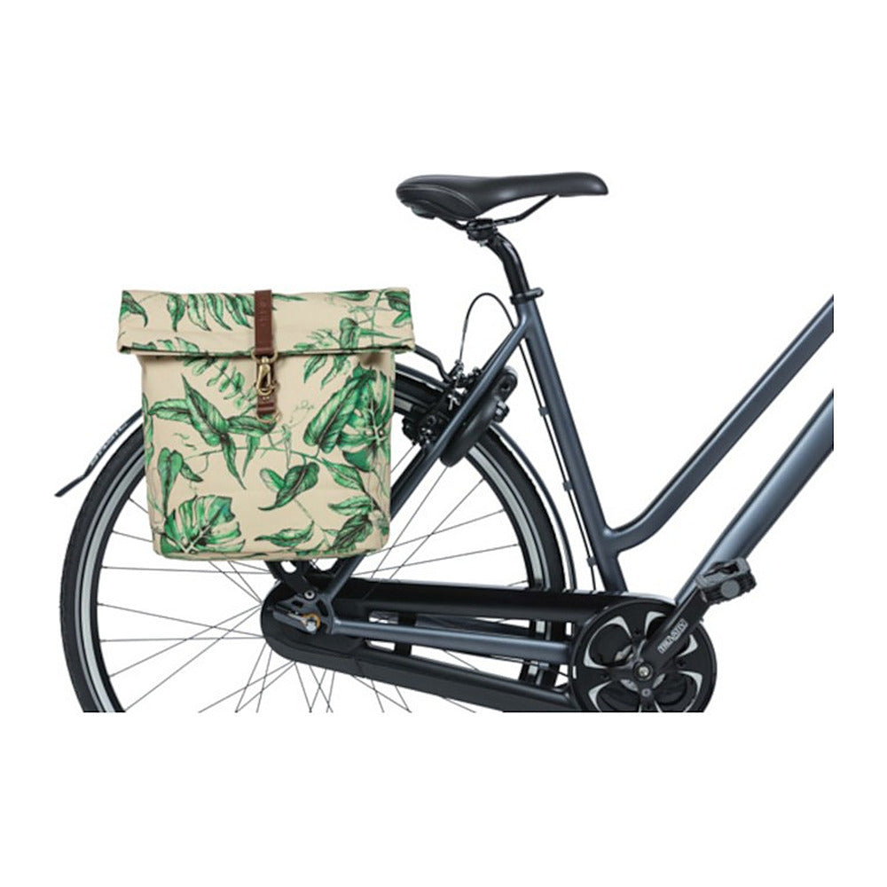 Sacoche double vélo Basil Ever-Green 32 L coloris Sable – montee sur un velo de ville