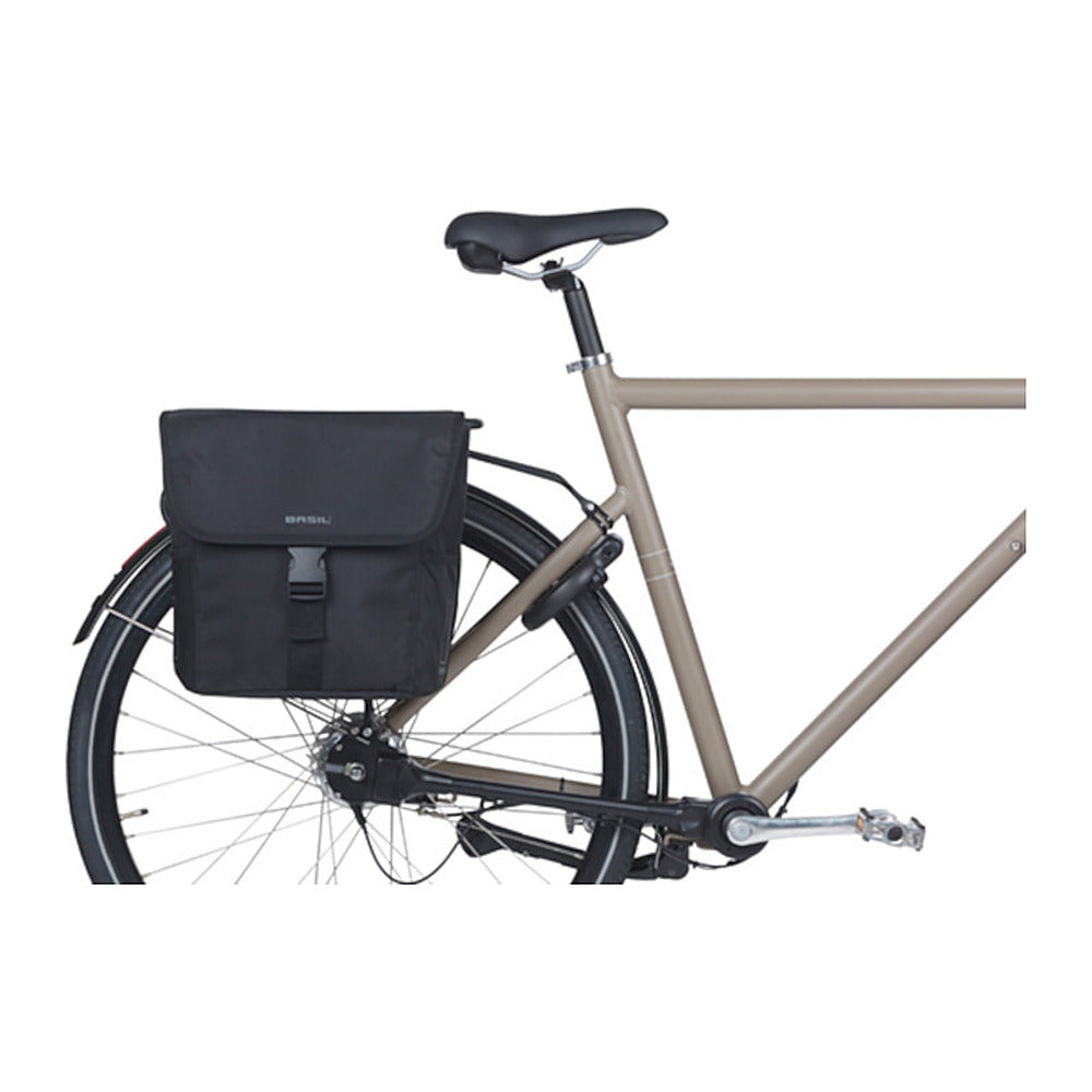 Sacoche double vélo Basil Go Universal Bridge 32 L coloris Noir – montee sur un velo de ville