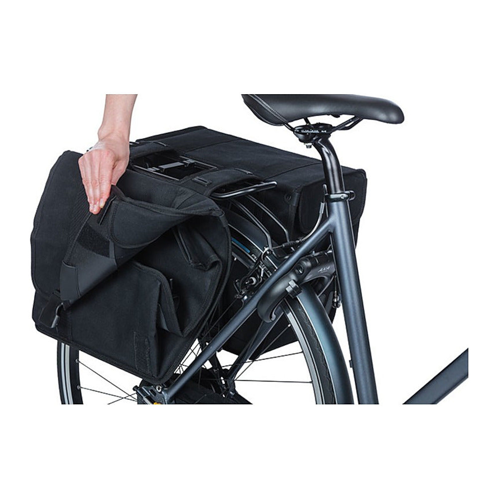 Sacoche double vélo Basil Kavan Eco Classic 46 L coloris Noir – montee sur un velo