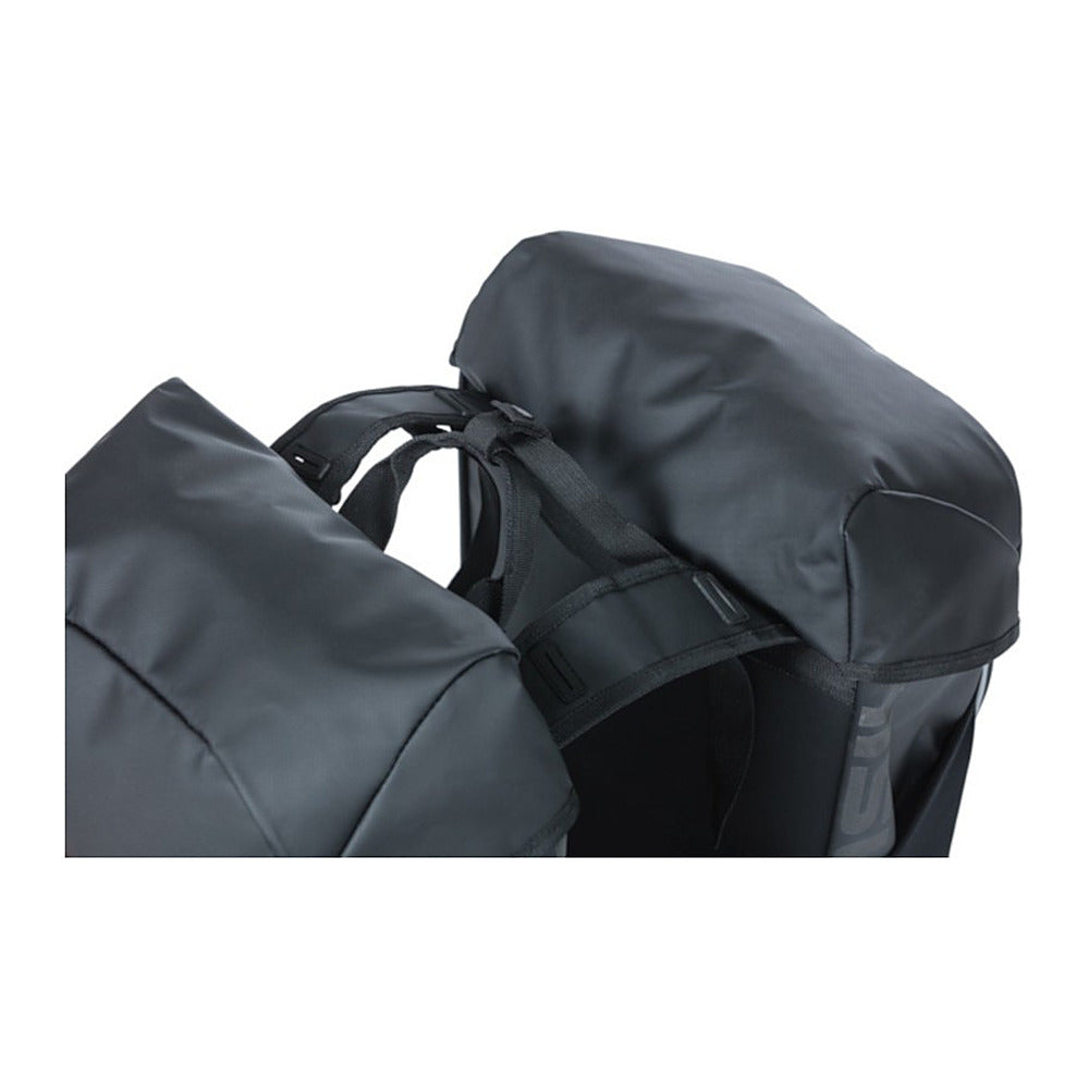 Sacoche double vélo Basil Miles Tarpaulin 34 L coloris Noir / Orange – fermeture roll-top ouverte