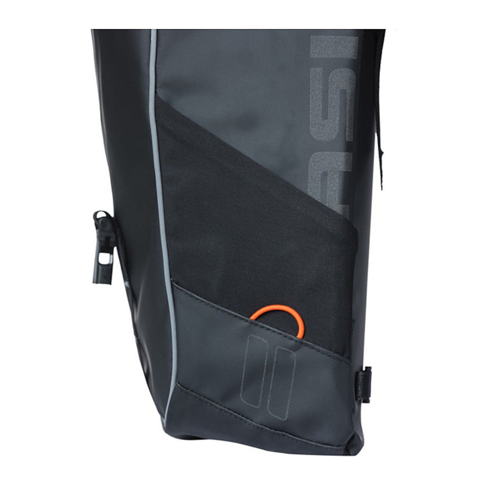 Sacoche double vélo Basil Miles Tarpaulin 34 L coloris Noir / Orange – sangles sur le porte-bagages
