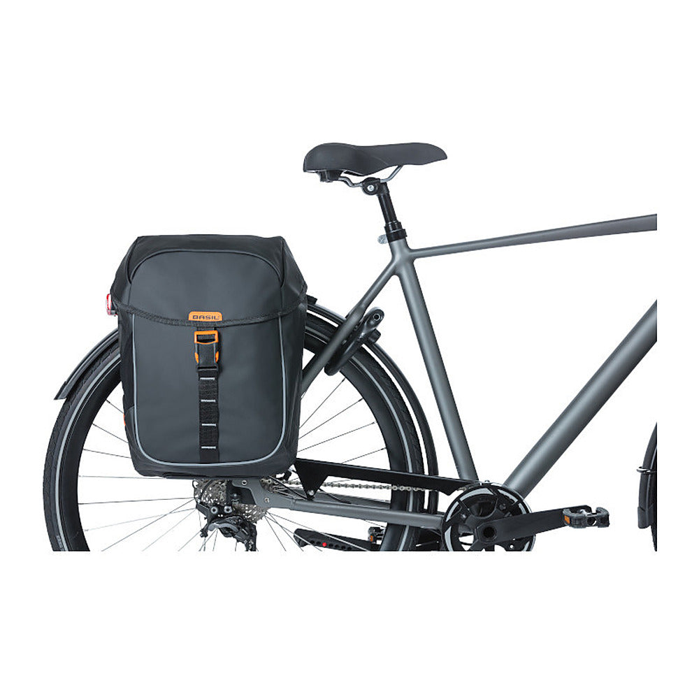 Sacoche double vélo Basil Miles Tarpaulin MIK 34 L coloris Noir Orange – detail des coutures et boucles LED