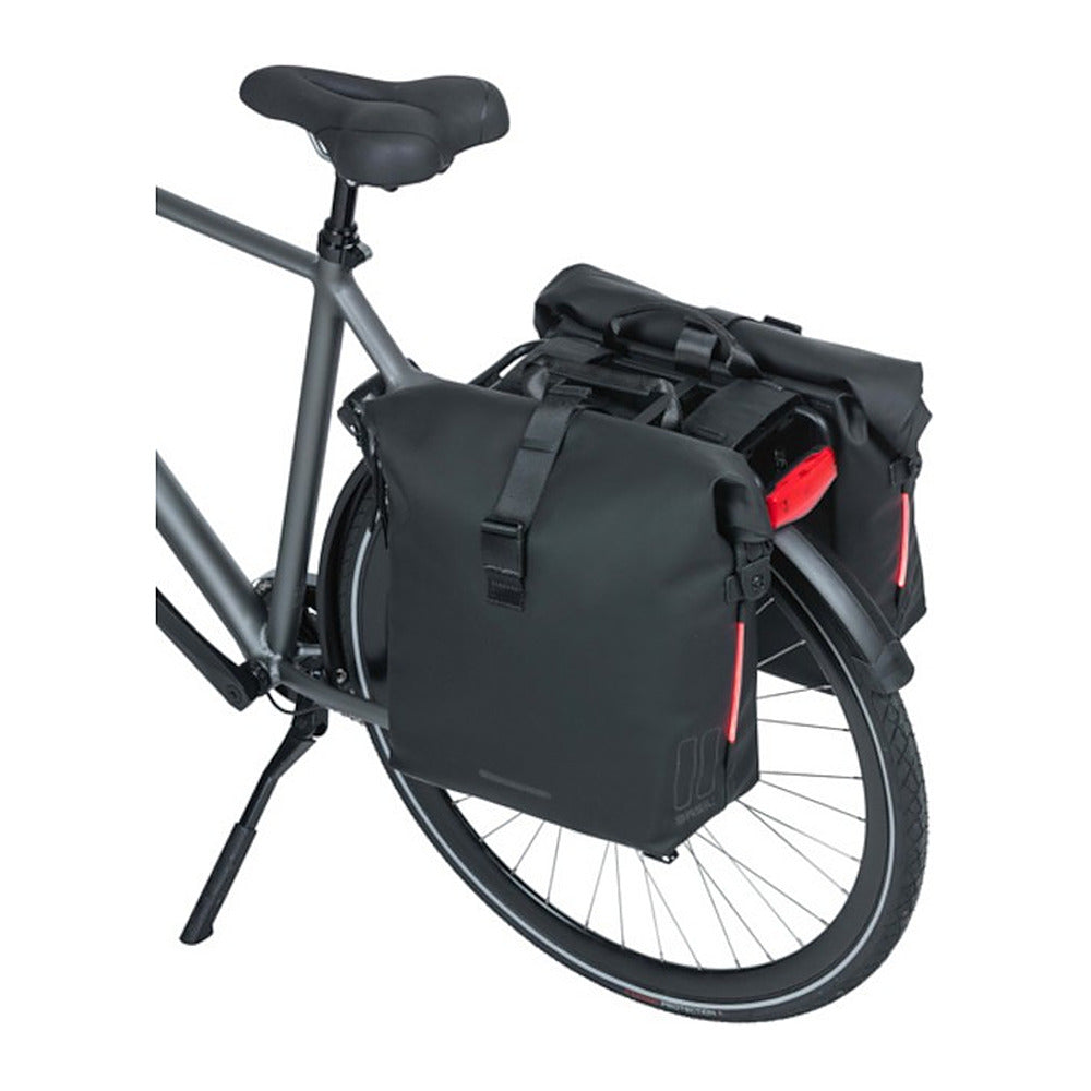 Sacoche double vélo Basil SoHo Nordlicht 41 L coloris Noir nuit – montee sur un velo de ville