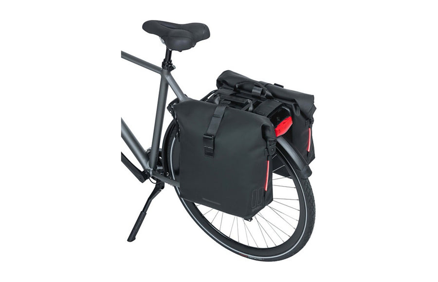 Bande LED Nordlicht de la Sacoche double vélo Basil SoHo Nordlicht 41 L sur un velo