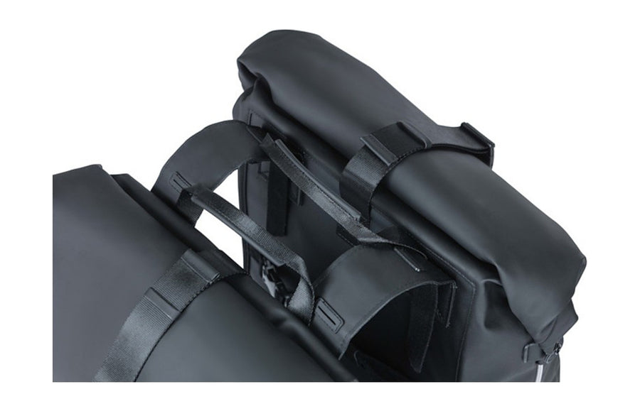 Sacoche double vélo Basil SoHo Nordlicht 41 L fixee sur un porte-bagages par le systeme Universal Bridge