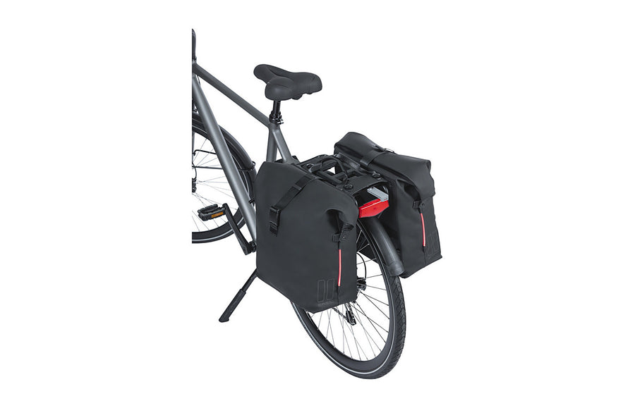 Bande LED Nordlicht de la Sacoche double vélo Basil SoHo Nordlicht MIK 41 L sur un vélo