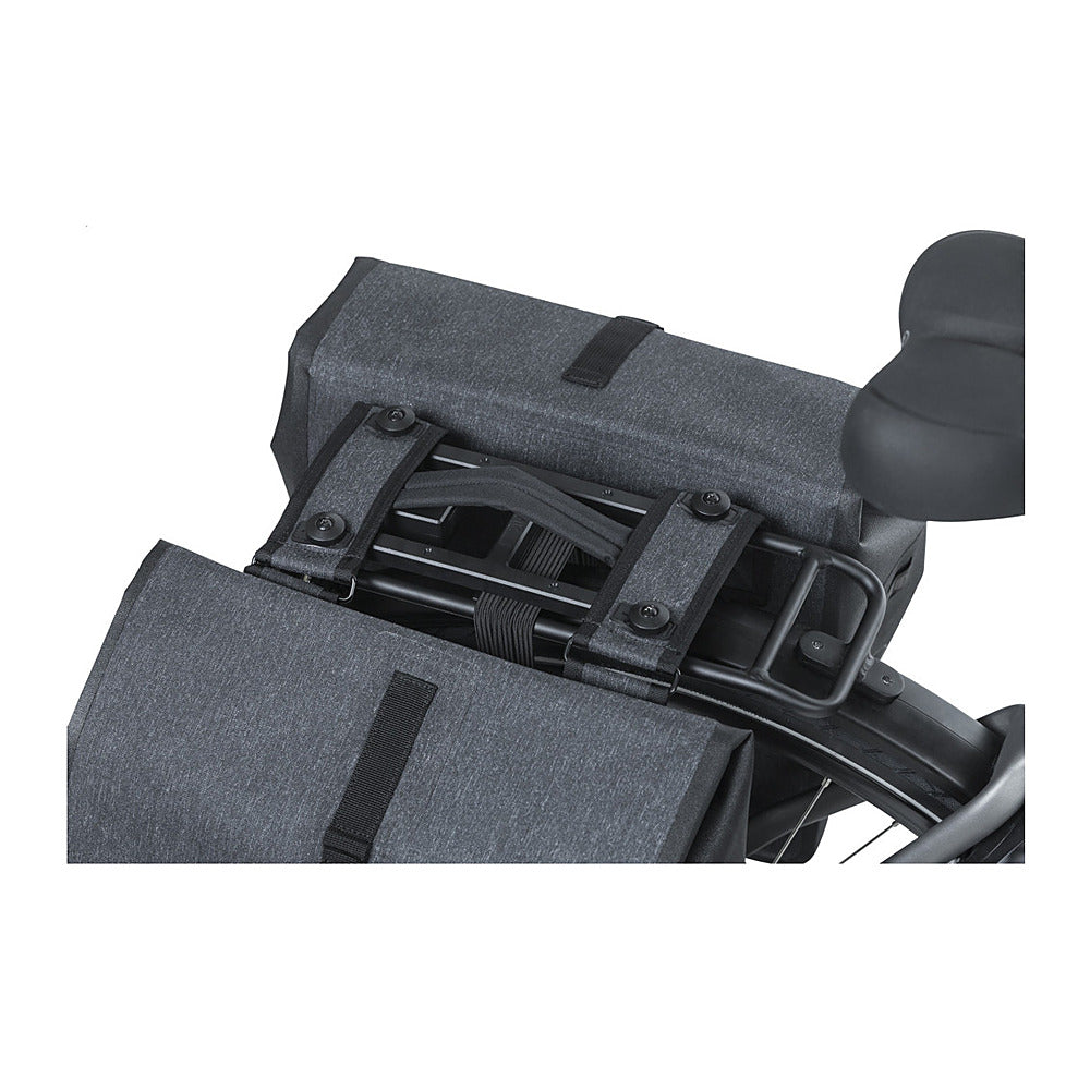 Sacoche double vélo Basil Urban Dry MIK 50 L coloris Charcoal – fixation MIK sur le porte-bagages