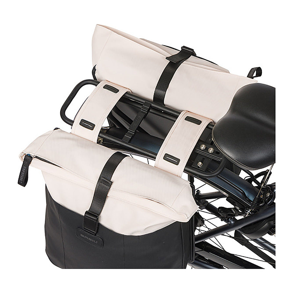Sacoche double vélo Basil Vive Universal Bridge 35 L coloris Blanc cassé / Noir – la paire sur le porte-bagages