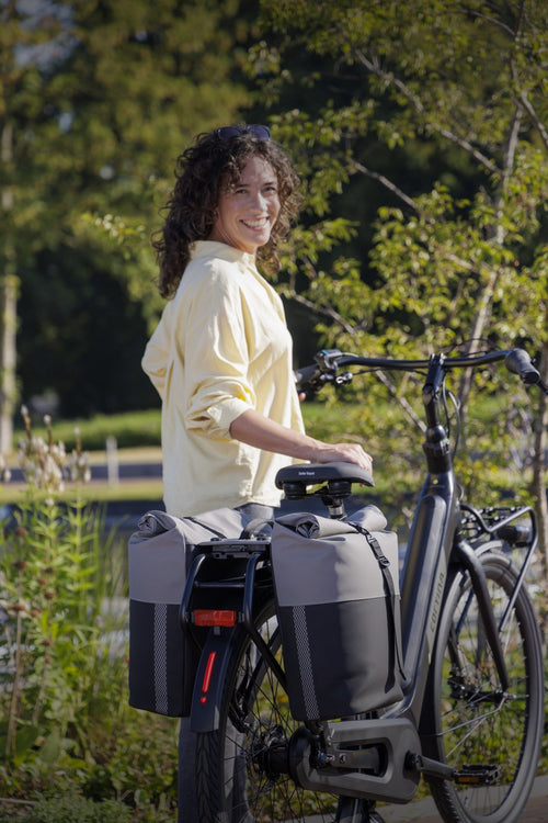 Double sacoche vélo New Looxs Nyborg gris et noir sur un vélo électrique en ville