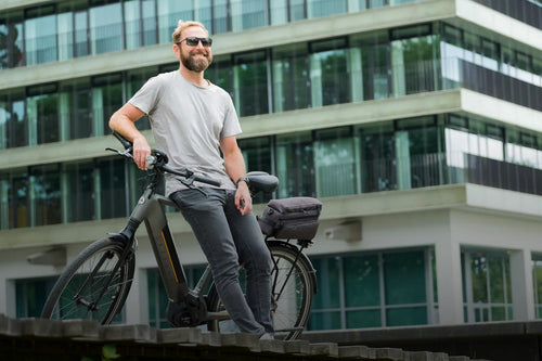 Sacoche de porte-bagage BBB CarrierPack 6 L sur un vélo électrique en ville