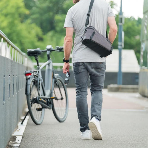 Sacoche BBB CarrierPack 6 L portée en bandoulière à côté du vélo