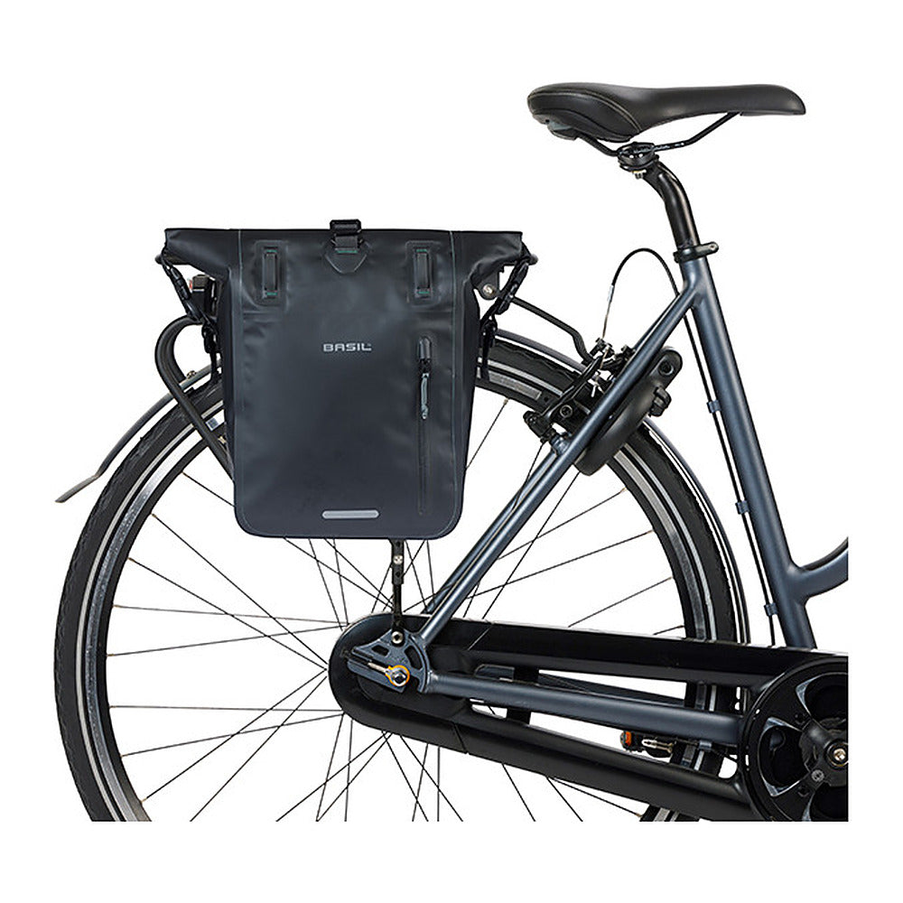 Sacoche vélo arrière Basil Rivo M MIK Hooks 15 L coloris Noir – montee sur un velo de ville