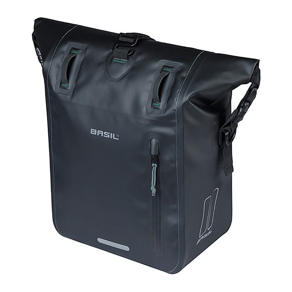 Sacoche vélo arrière Basil Rivo M MIK Hooks 15 L coloris Noir – vue trois quarts