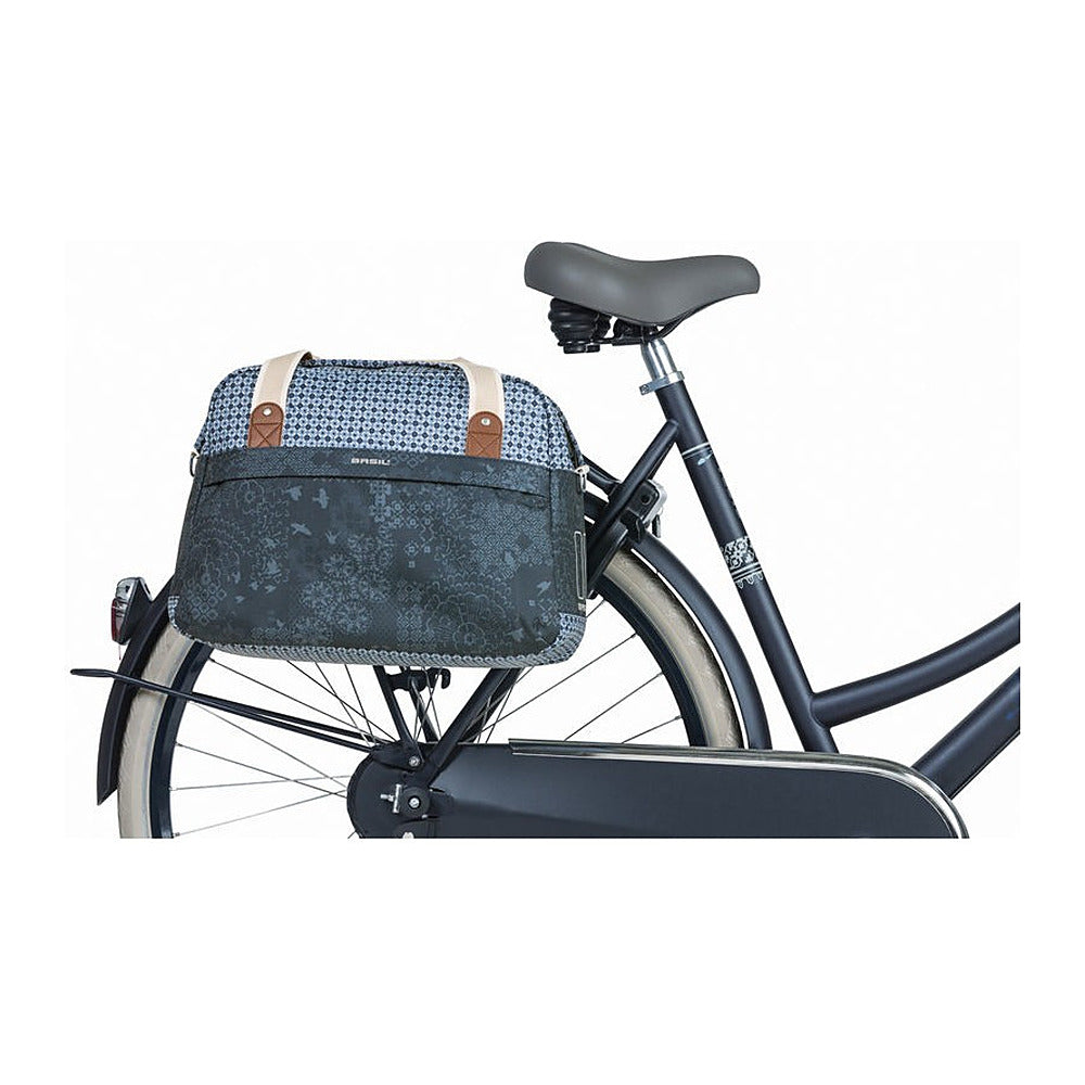 Sacoche vélo Basil Bohème Carry All 18 L coloris Indigo – montee sur un velo de ville