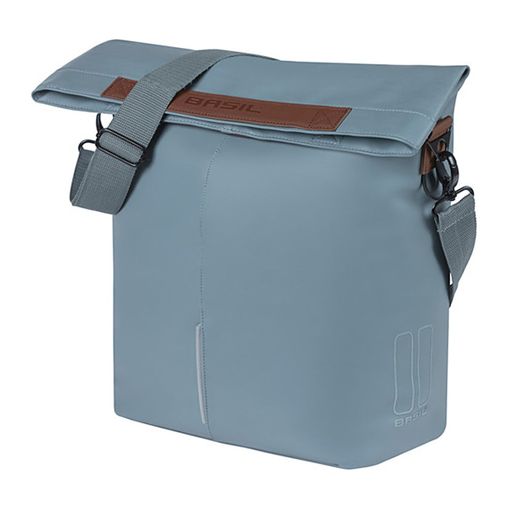 Sacoche vélo Basil City Shopper MIK Hooks 16 L coloris Graphite Blue – vue trois quarts avec bandouliere