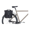 Sacoche vélo Basil Go 16 L coloris Noir – montee sur un velo de ville
