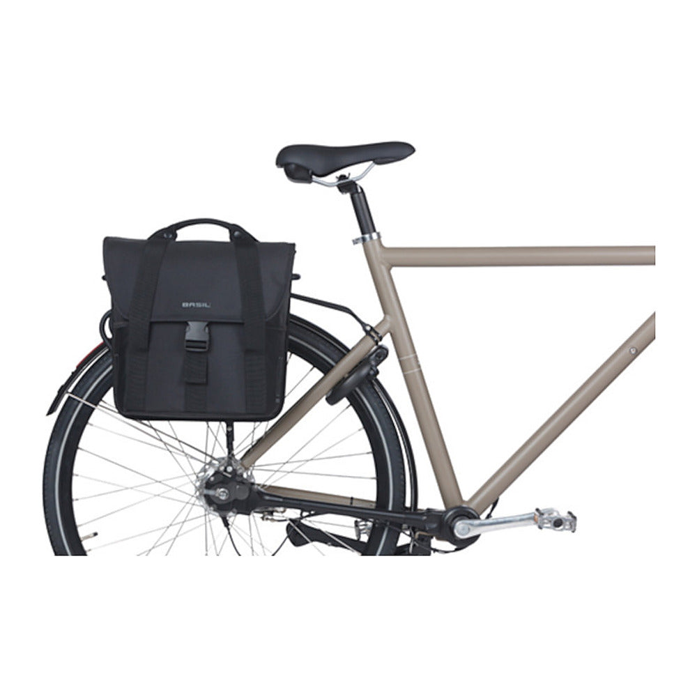 Sacoche vélo Basil Go 16 L coloris Noir – montee sur un velo de ville