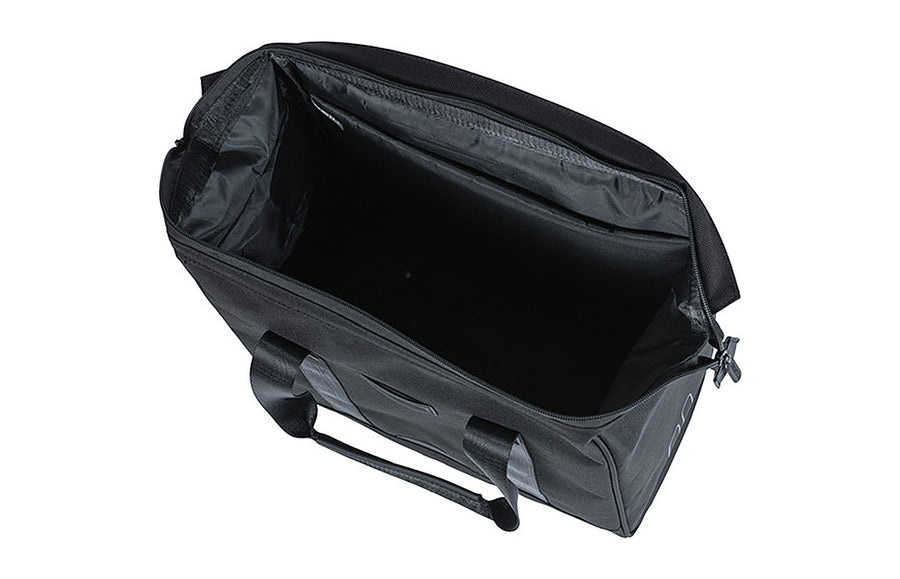 Ouverture large de la sacoche Basil Grand Shopper