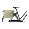 Sacoche vélo Basil Manhattan Commuter 12 L coloris Taupe – montee sur un velo de ville