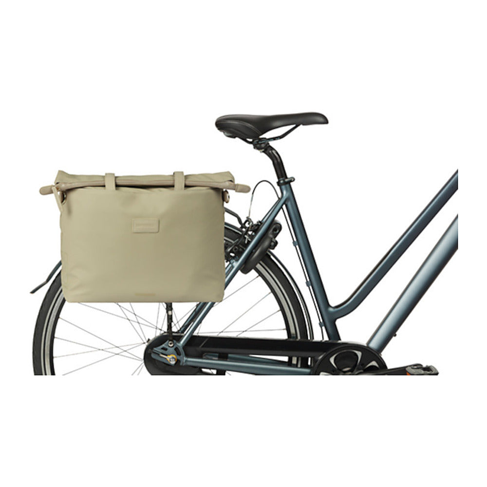 Sacoche vélo Basil Manhattan Commuter 12 L coloris Taupe – montee sur un velo de ville