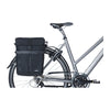 Sacoche vélo Basil Move MIK Studs 15 L coloris Noir – montee sur un velo de ville