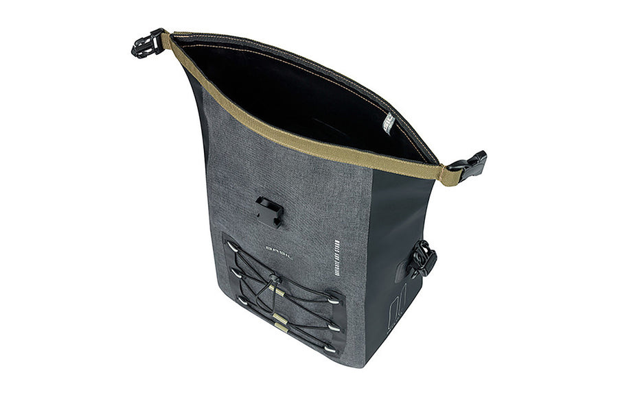 Fermeture roll-top de la Basil Navigator Storm M