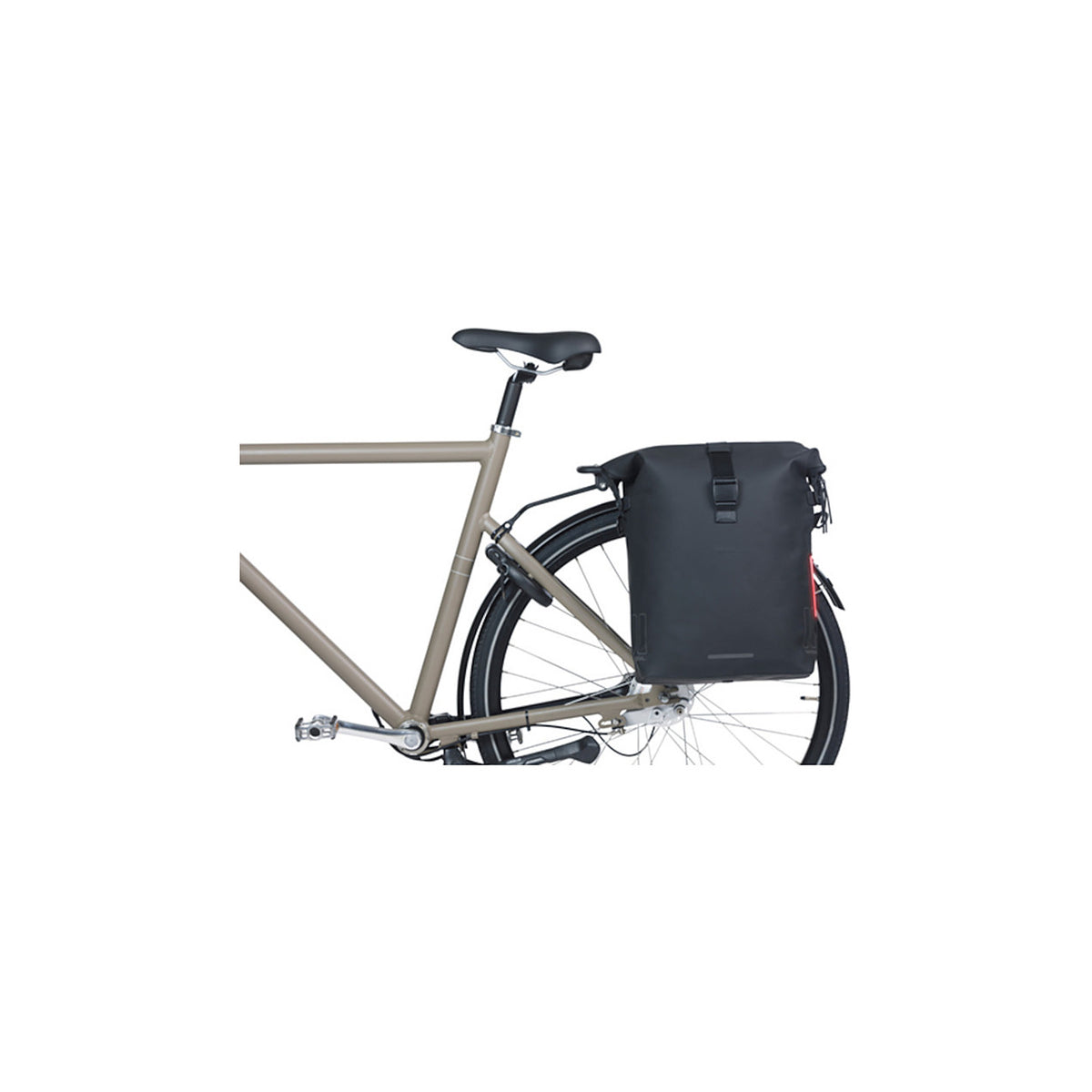 Sacoche Basil SoHo MIK Studs montee sur un velo de ville