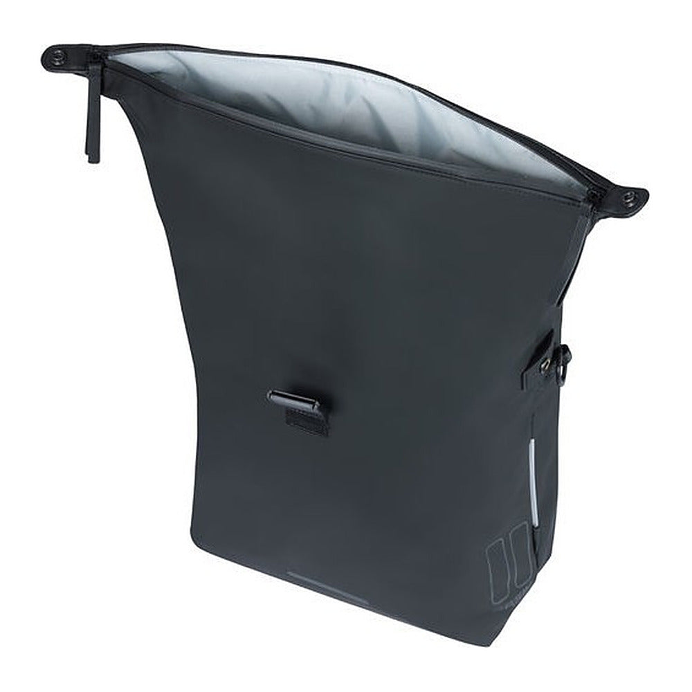Sacoche vélo Basil SoHo Nordlicht MIK Studs 17 L coloris Noir nuit – fermeture roll-top ouverte