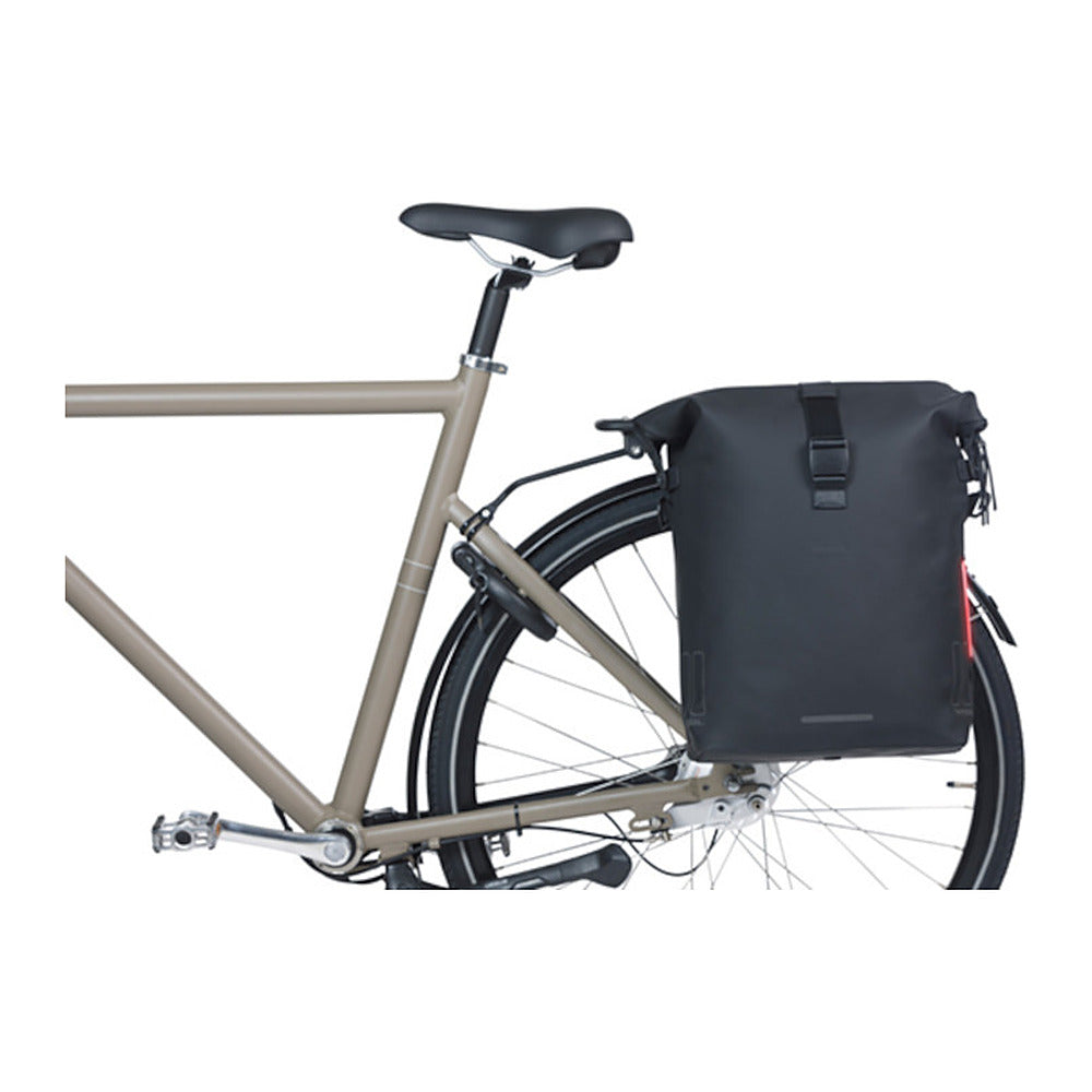 Sacoche vélo Basil SoHo Nordlicht MIK Studs 17 L coloris Noir nuit – monte sur un velo de ville