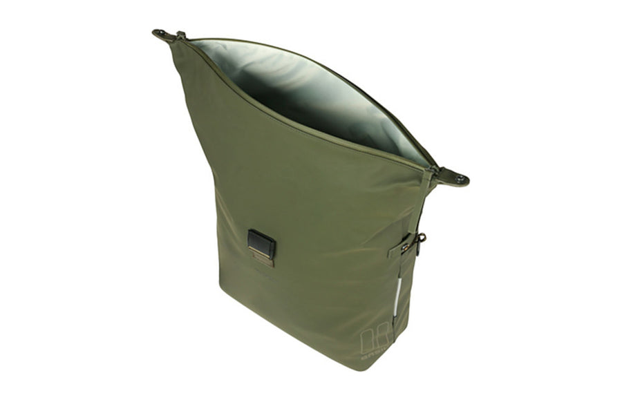 Le compartiment principal ouvert de la Sacoche vélo Basil SoHo Nordlicht MIK Studs 17 L