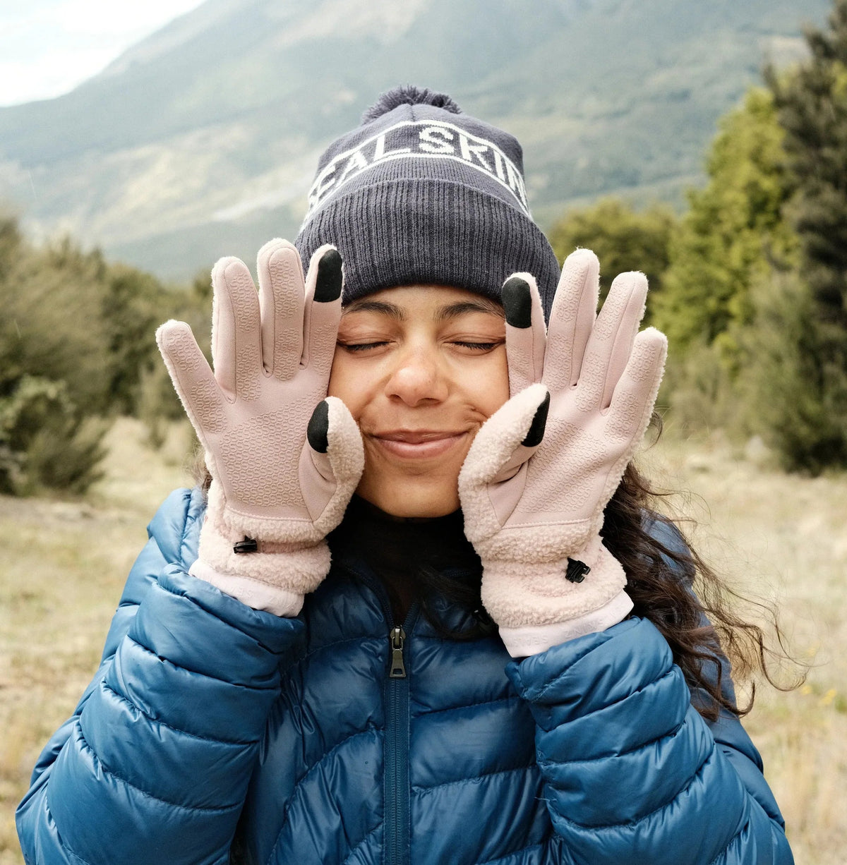 Femme avec bonnet et gants imperméables Sealskinz