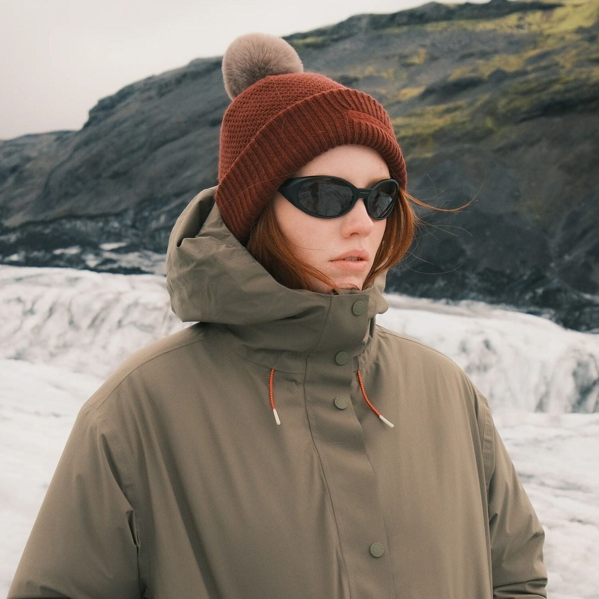 Bonnet à pompon imperméable Sealskinz porté