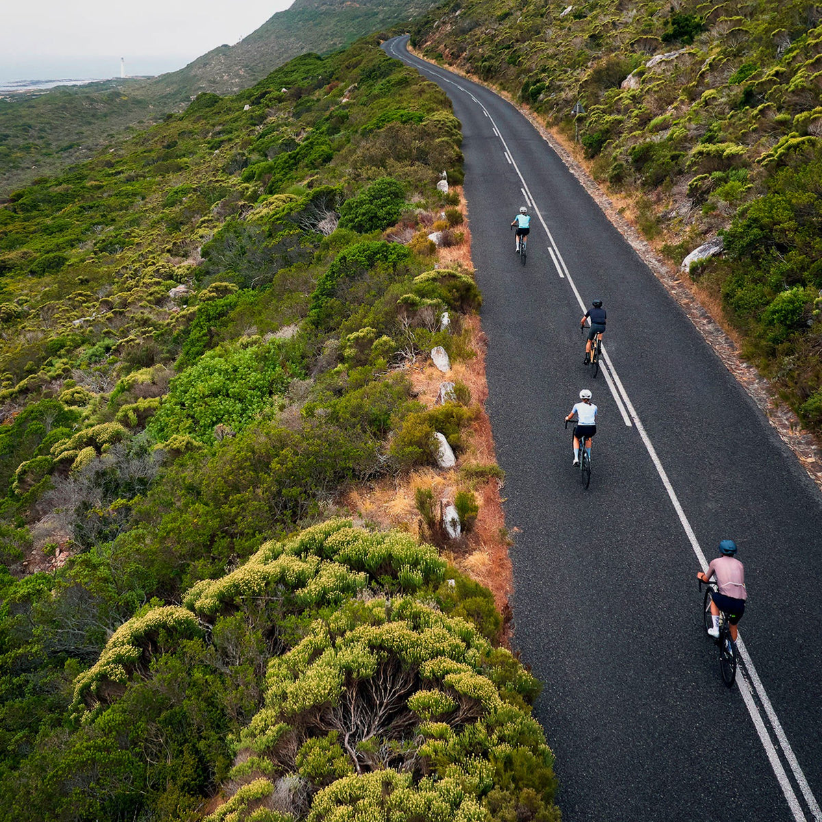 Cyclistes sur une route de montagne, reliés par intercom Sena