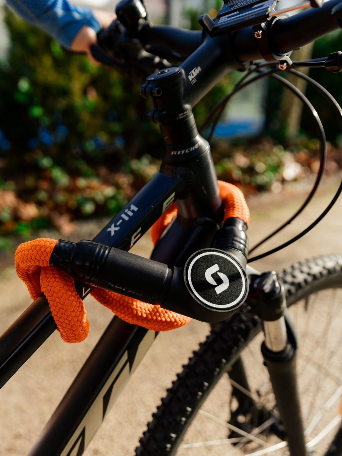 Chaîne antivol connectée Serea Swift orange sur le cadre d'un vélo